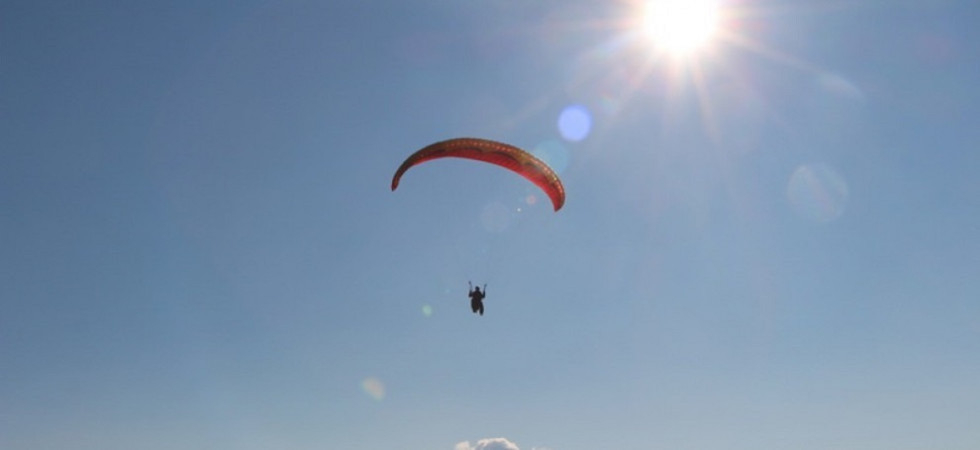 Foto archivio Spaventosi incidenti in volo, due 'speedglider' precipitano per diversi metri: gravi i piloti