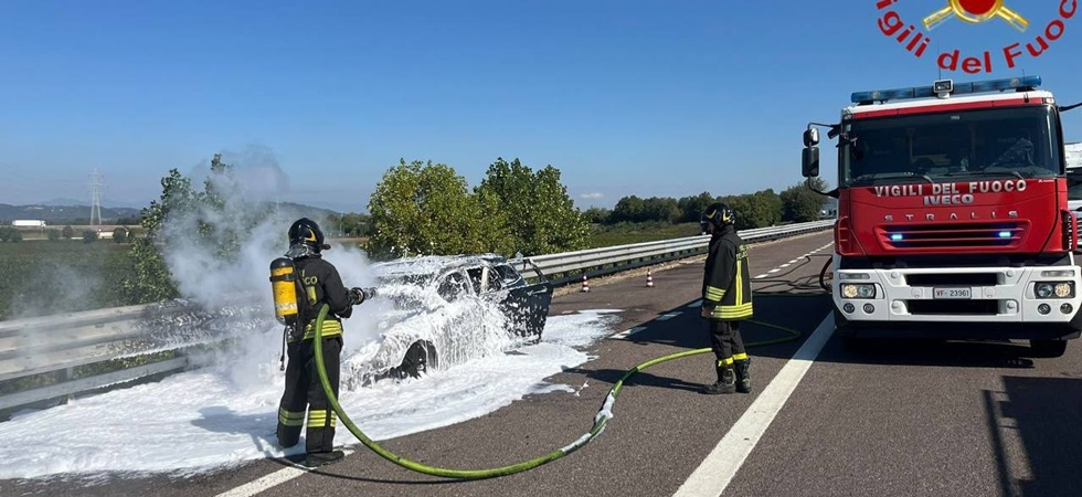 Fiamme e fumo in autostrada: una macchina va a fuoco