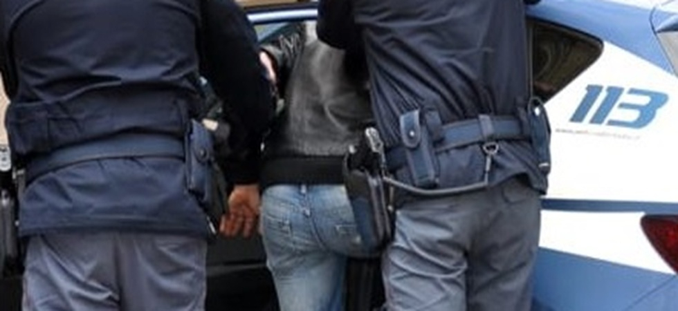 Rapina in stazione, arrestato un 19enne: riconosciuto come autore dell’aggressione, era ricercato dalle forze dell’ordine