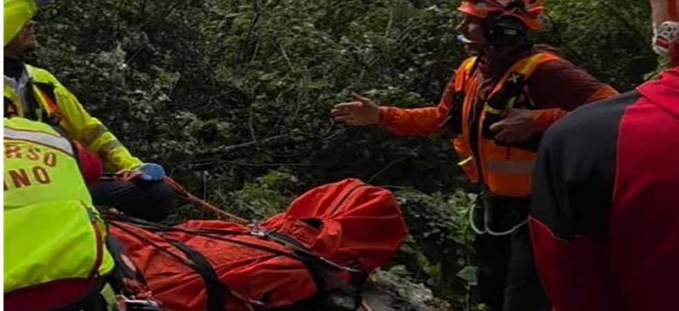 Precipita per 6 metri durante l'addestramento: paura per un soccorritore dopo un volo in falesia, elisoccorso in azione