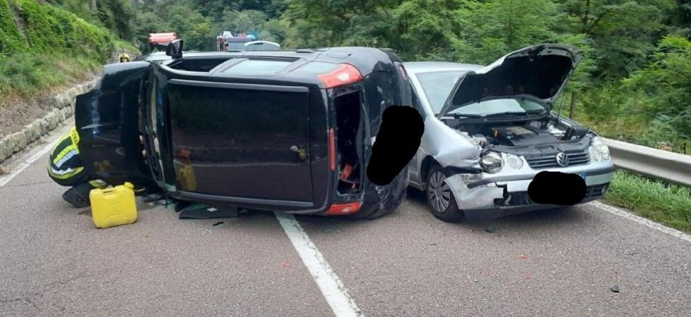Perde il controllo dell'auto che si ribalta sulla statale, coinvolti altri due veicoli: in azione i soccorsi, tre feriti