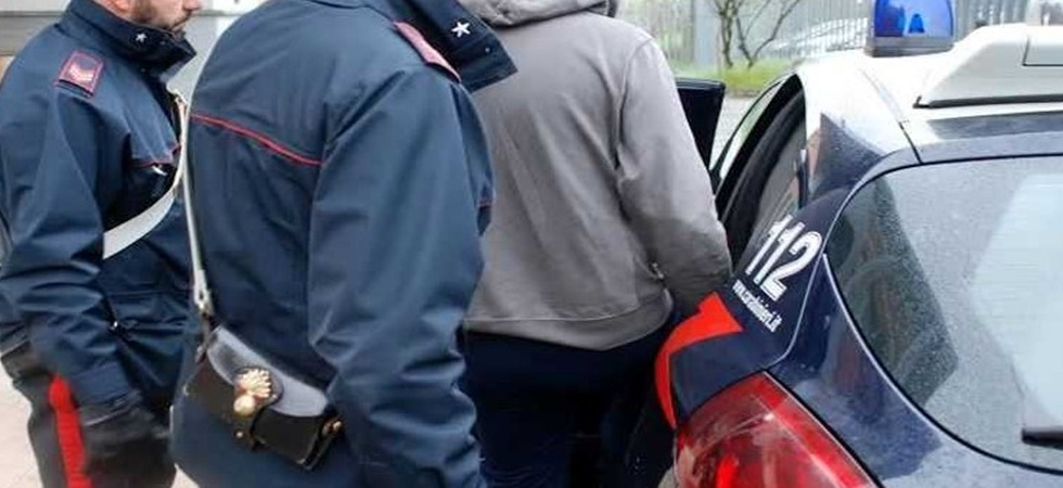 Mesi di paura, minacce e aggressioni: una donna e il figlio minorenne costretti a vivere nell’ansia