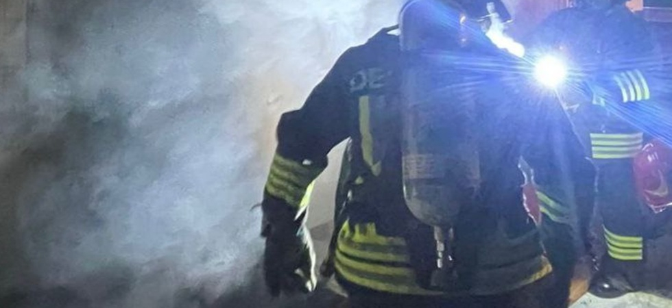 Paura nella notte, incendio in un centro massaggi: una persona intossicata dal fumo e trasportata in ospedale