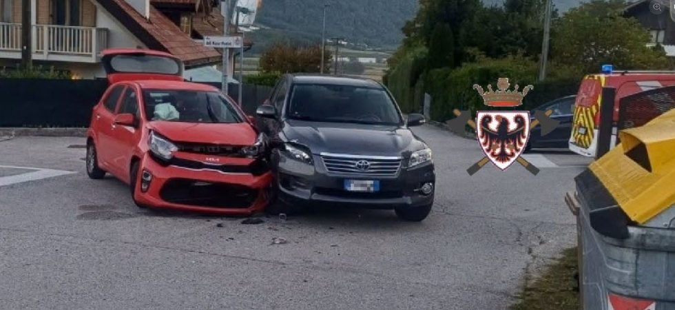 Schianto fra due macchine, l'impatto violento: un ragazzo di 22 anni è stato trasportato in ospedale