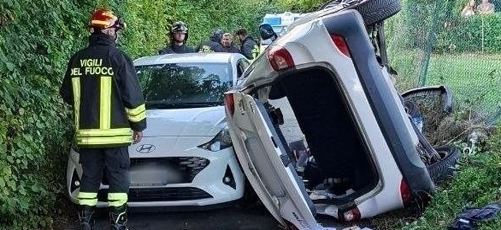 Tremendo schianto tra due auto, una si ribalta e una persona resta incastrata tra le lamiere