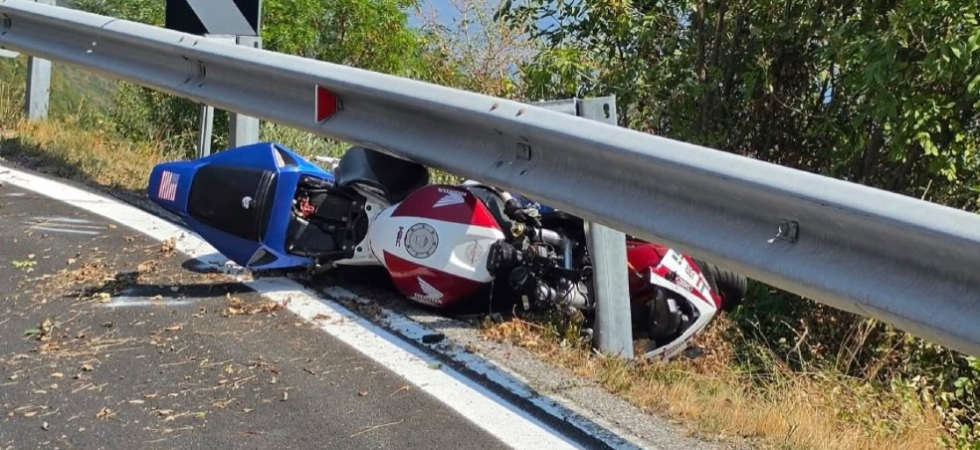 Perde il controllo della moto e si schianta contro il guardrail