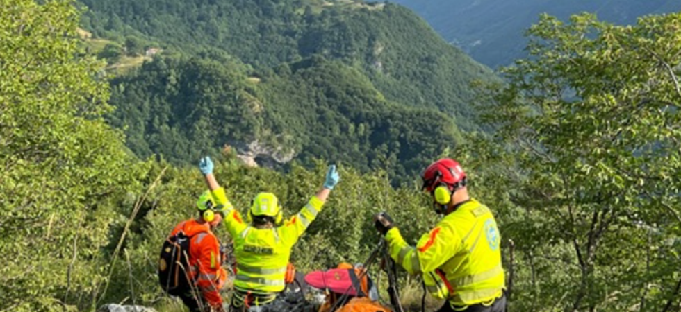 Bruttissima caduta nel bosco: scivola, ruzzola e batte violentemente la testa
