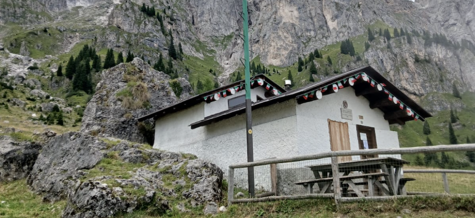 Escrementi davanti alla Madonna delle Nevi, spazzatura abbandonata e un fuoco acceso rischiando di incendiare il bivacco