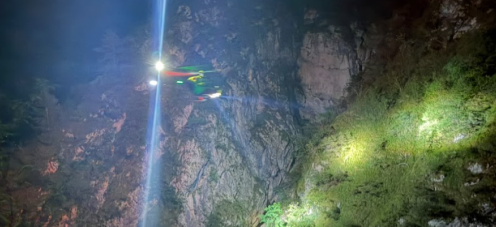 Precipita mentre corre in quota e rimane bloccato al buio sopra un salto di roccia