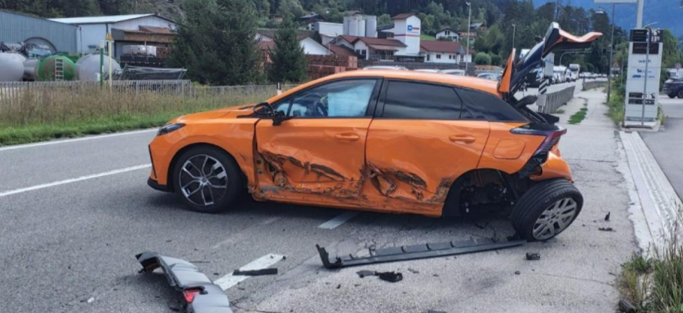 Violento scontro fra tre auto sulla statale, in azione i soccorsi e i vigili del fuoco: una persona in ospedale