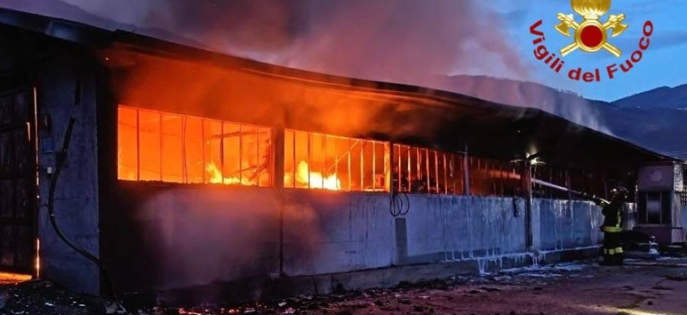 Fiamme e fumo, grosso incendio in un capannone industriale: massiccio intervento dei vigili del fuoco con più mezzi