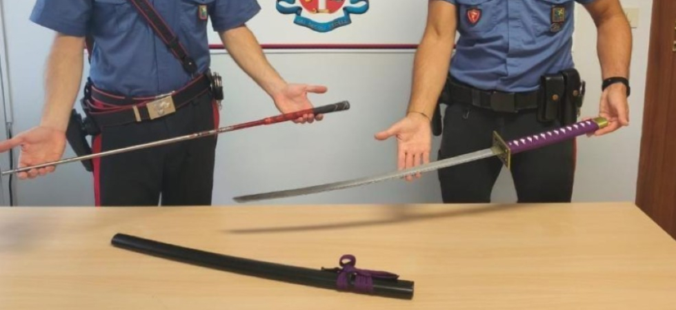 Si aggira nel parcheggio del centro commerciale con una Katana, intervengono i carabinieri: 21enne individuato e denunciato