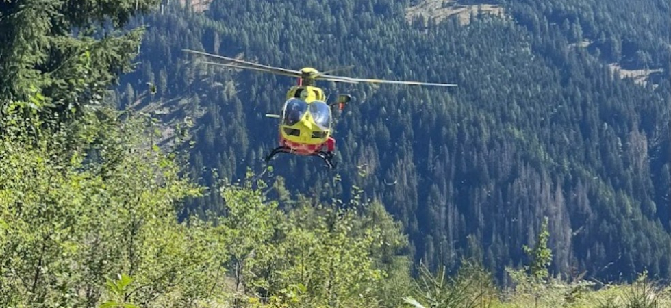 In mountain bike sul sentiero, cade e precipita per 100 metri davanti agli occhi del compagno
