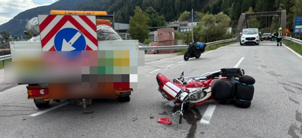 Violento scontro moto-furgone, momenti di paura sulla strada: in azione i soccorsi, centauro in ospedale