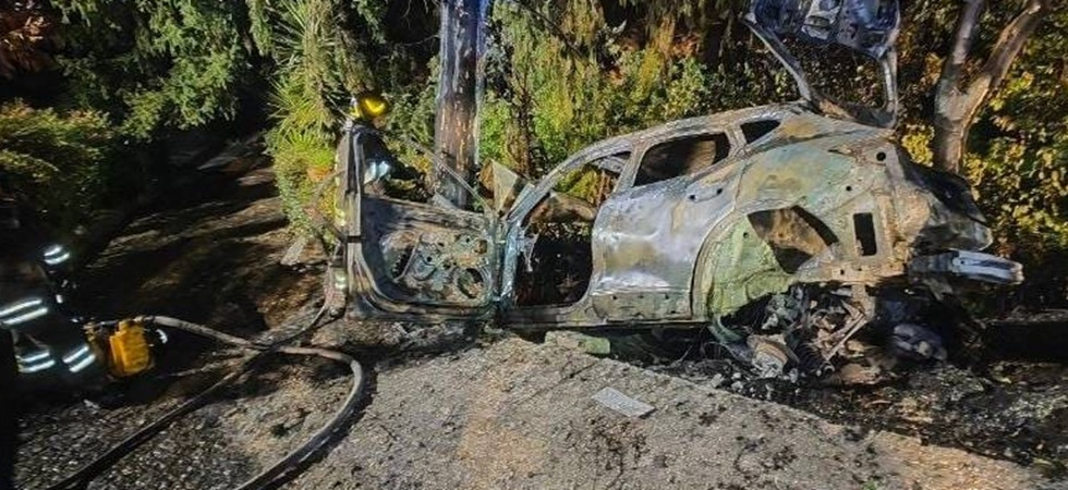 Esce di strada, si schianta in un giardino privato e l'auto prende fuoco: a bordo 3 giovani, momenti di terrore