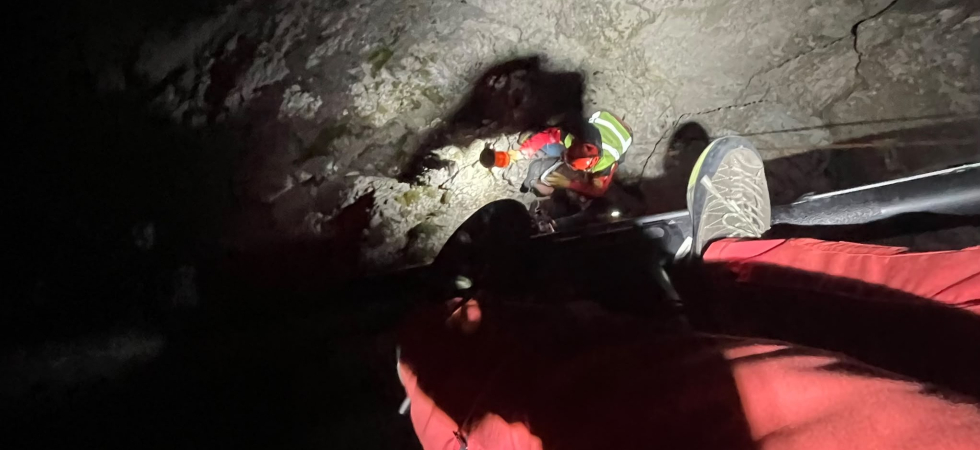 Infreddoliti durante la discesa in parete non riescono a proseguire e lanciano l'allarme: recuperati con l'elicottero