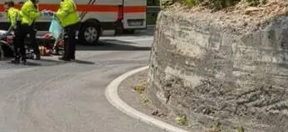 Scontro tra una moto e una bicicletta sulla strada del Passo: due persone ferite, in azione i soccorsi