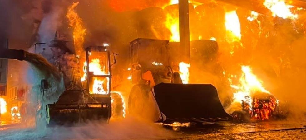Incendio nella notte in un capannone agricolo: fiamme e fumo, al lavoro senza sosta i vigili del fuoco