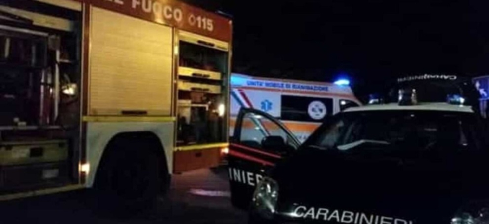 Trageda della strada: l'auto sbanda e schianta contro un albero