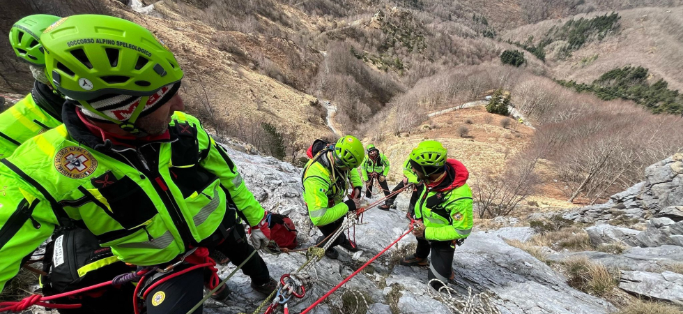Si perde e finisce tra le balze rocciose