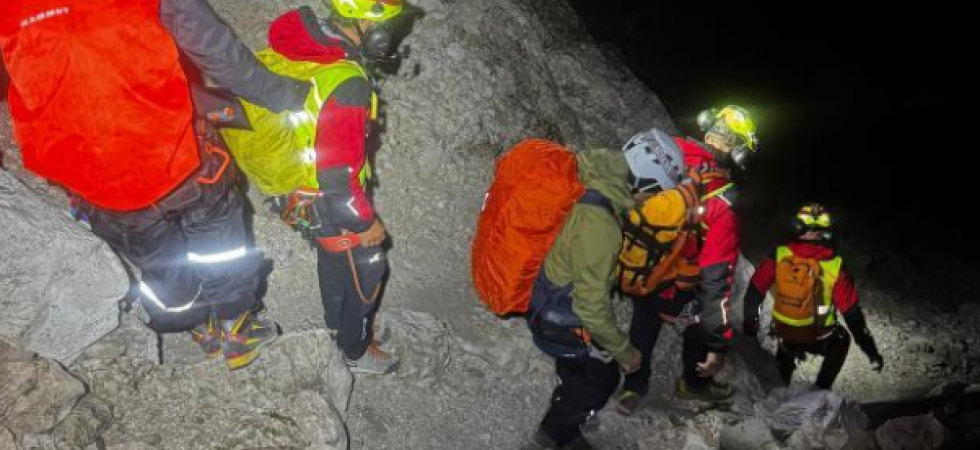 Stanche e impaurite durante la discesa, si bloccano e chiamano i soccorsi: due 20enni salvate dal Soccorso Alpino