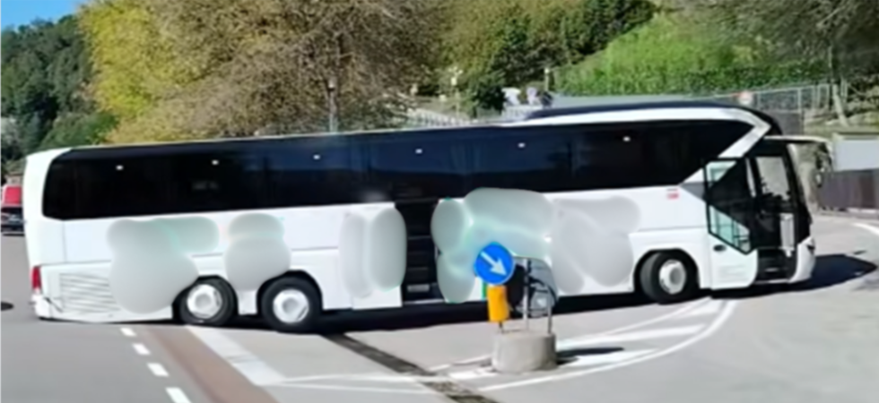 Tenta la svolta con il pullman ma il mezzo rimane incastrato e blocca la Valsugana: vigili del fuoco in azione