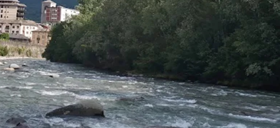 La portata del fiume aumenta all'improvviso: due pescatori trascinati via dalla forza dell'acqua, momenti di paura