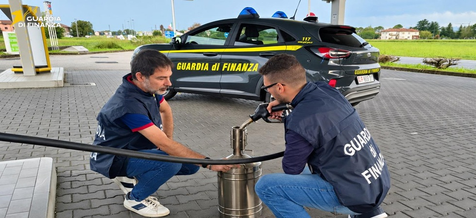 Truffa al distributore, un milione di litri di carburante “fantasma” e oltre 240mila euro di rimborsi