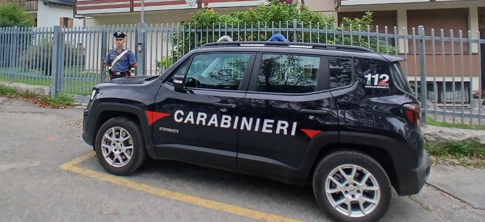Si fingono carabinieri e sottraggono oltre 20 mila euro