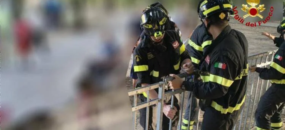 Bambino si incastra con la testa nell'inferriata del parco: liberato dai vigili del fuoco che smontano la ringhiera