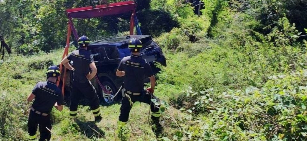 Suv finisce fuori strada e precipita nella scarpata per 30 metri tra piante e arbusti
