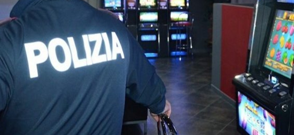 Perde al gioco, il giorno dopo entra nella sala slot e ruba 3mila euro minacciando la titolare con delle forbici: arrestato