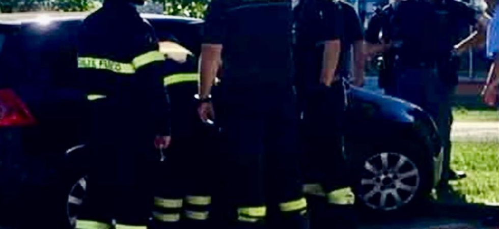 Padre chiude in auto la figlia di 7 anni, finestrini bloccati e sotto il sole per oltre un’ora e va al mercato