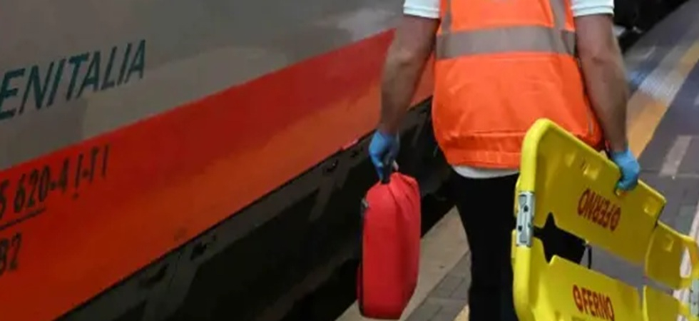 Paura in stazione, rimane con la mano incastrata nella porta di un treno in partenza: soccorsi in azione
