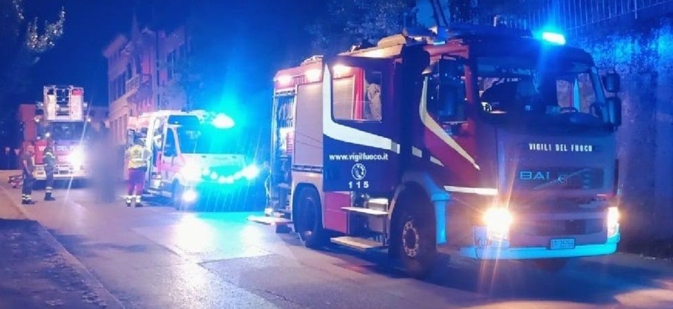 Dimentica le chiavi di casa, tenta di scavalcare la recinzione ma scivola e resta con una gamba infilzata nell’inferriata