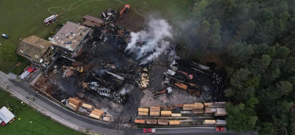 Tremendo incendio, ore di lavoro per i vigili del fuoco