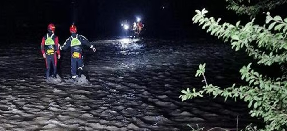 Le grida di aiuto nella notte, scatta l'allarme: un uomo nel fiume in grave stato di ipotermia, in azione i soccorsi