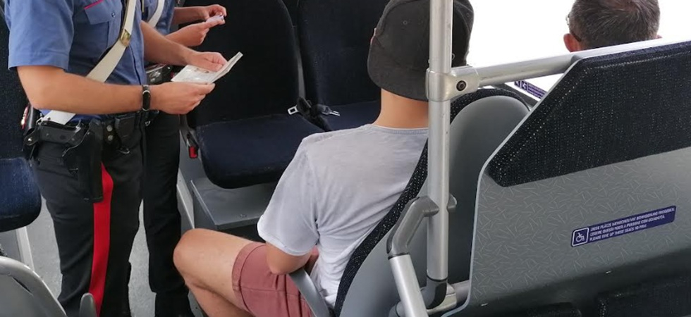 Paura sull'autobus, prima il pass senza credito, poi il bancomat respinto: esplode la rabbia, 37enne aggredisce l’autista