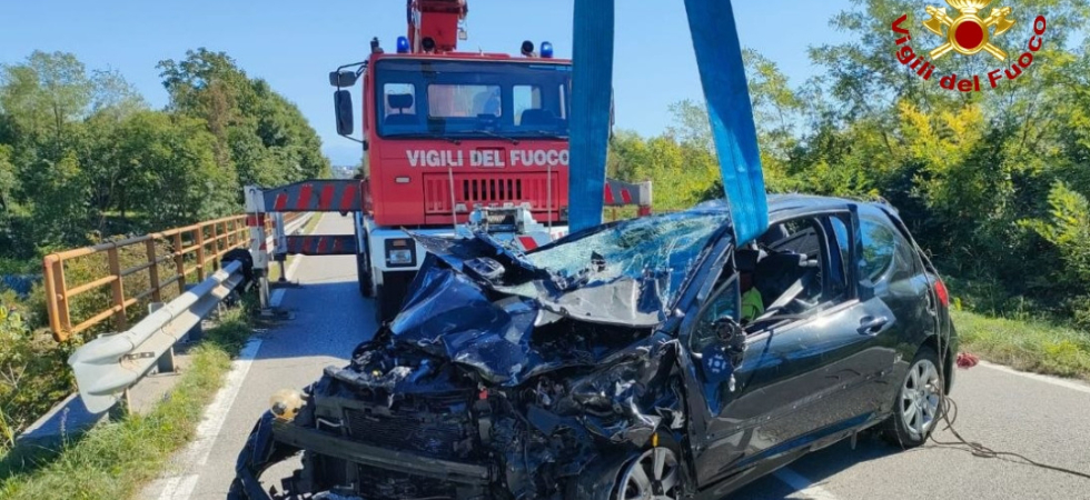 Terribile incidente sulla provinciale, auto sbanda e precipita giù dal ponte nel letto del torrente