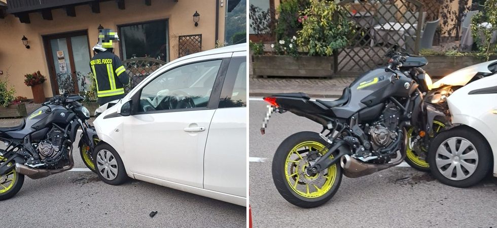 La moto "entra" nel cofano dell'auto dopo un frontale: violento scontro sulla Statale