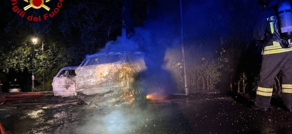 Auto ibrida in fiamme in un parcheggio: per spegnere il rogo e raffreddare le batterie servono 8mila litri d'acqua