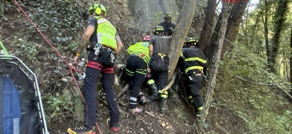 Cade in moto e precipita nella scarpata sotto la strada: soccorritori in azione