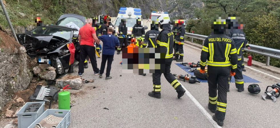 Pauroso schianto sulla ex statale: l'auto finisce contro il muro
