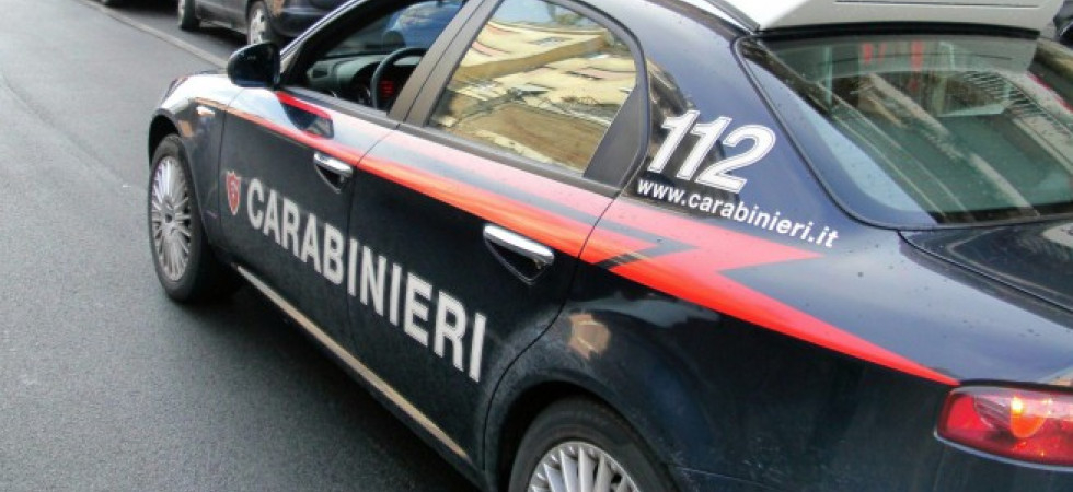 Follia sul Garda, fermato in strada e caricato di peso sull’auto