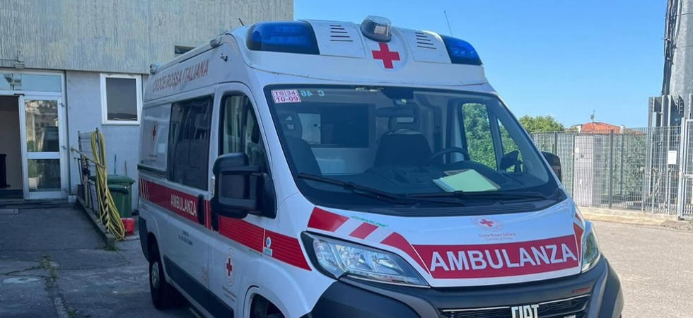 Malore alla guida e si schianta contro un'auto parcheggiata: morto un 58enne