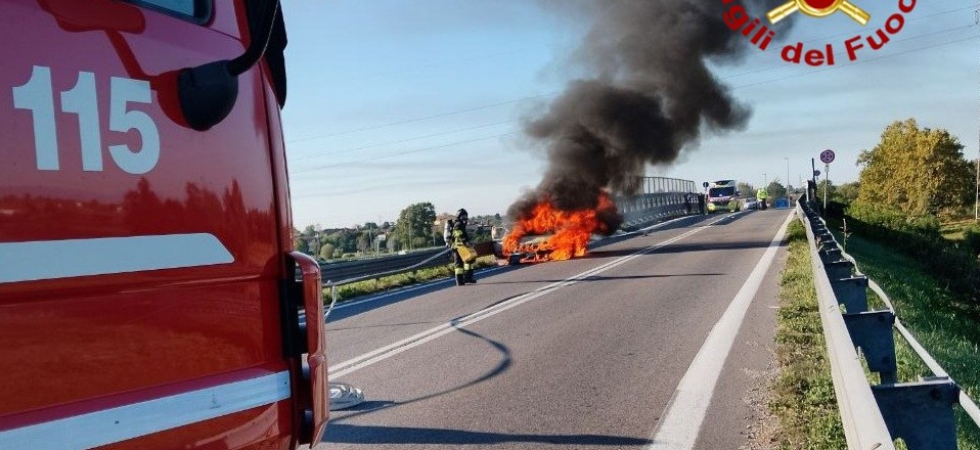 Paura sul raccordo autostradale: distrutta dalle fiamme un'auto