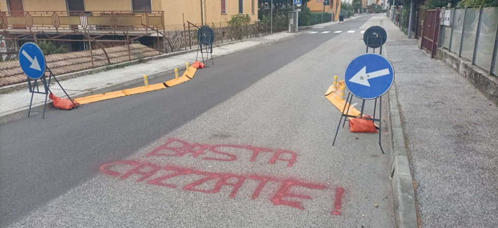 "Basta cazzate", la scritta di protesta nel sobborgo per il caos mobilità tra sensi unici