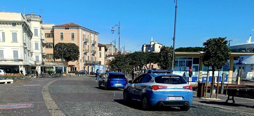 Fermano l'auto vicino a una strada sterrata per vendere droga