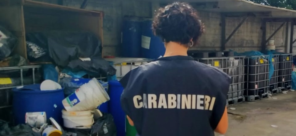 Una montagna di rifiuti, anche pericolosi, e scarichi abusivi nell'ex fabbrica di vernici