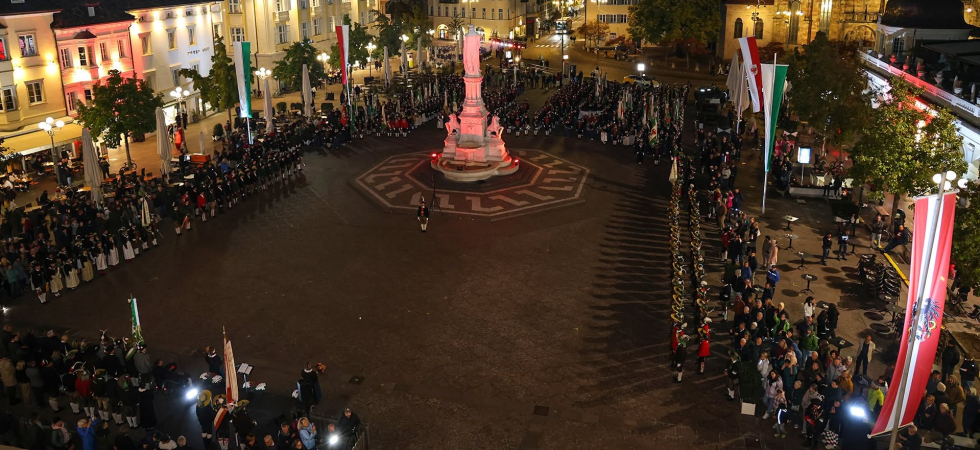 Grande raduno di Schützen a Bolzano: bandiere austriache e salve d'onore in Piazza Walther